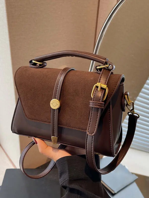 Bianca Lombardi |  Bolso bandolera cuadrado y elegante con detalles en contraste