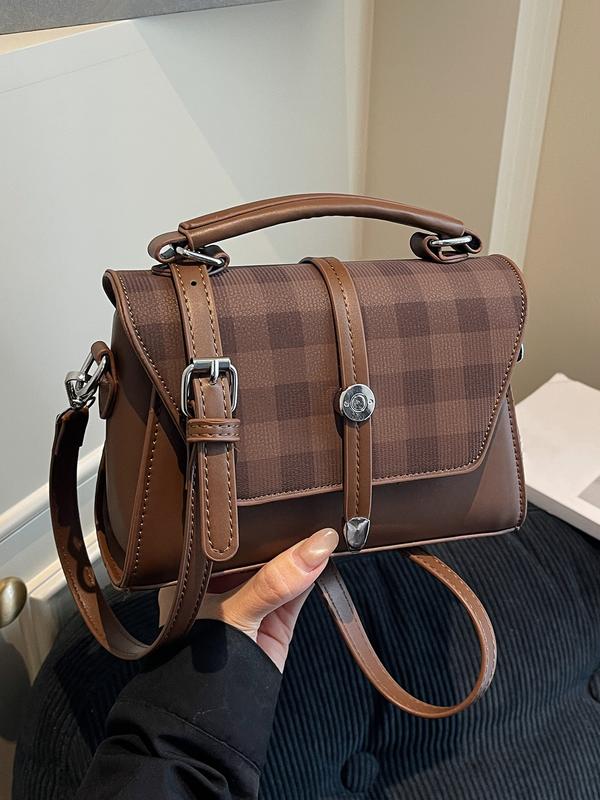 Bianca Lombardi |  Bolso bandolera cuadrado y elegante con detalles en contraste